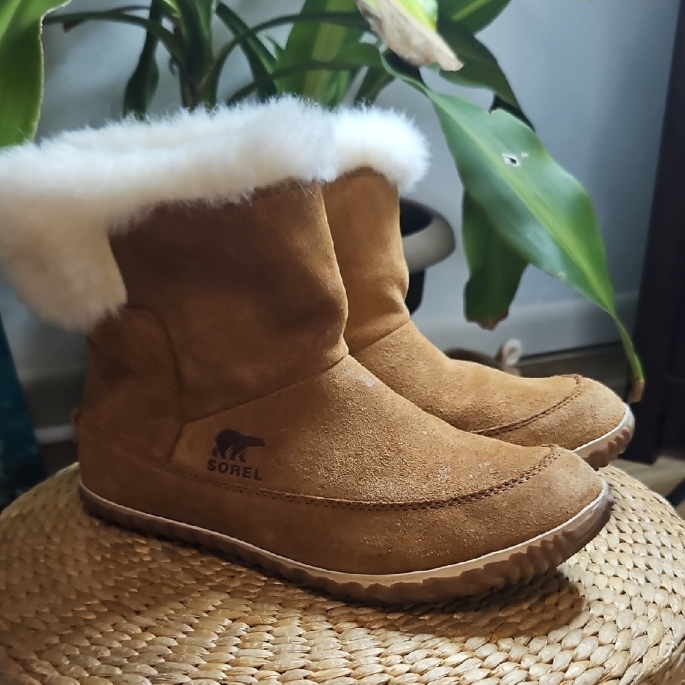 Sorel Women's Tan Suede Boots with White Fur Lining